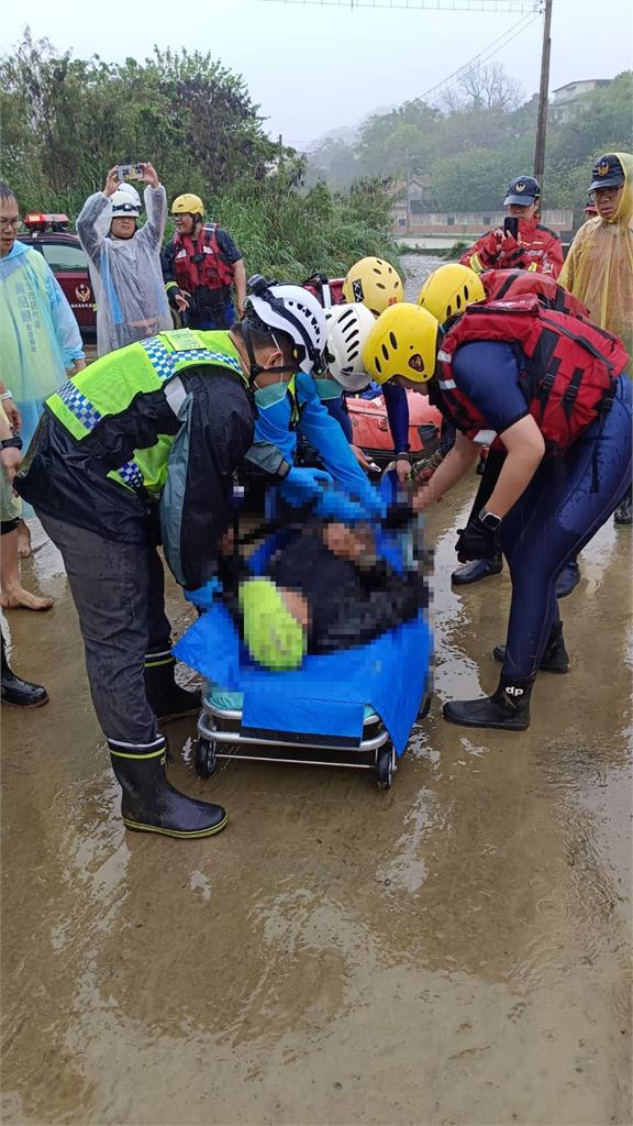 快新聞/豪雨成災!苗栗頭份果園「水淹及胸」 消防派艇救出8旬受困翁