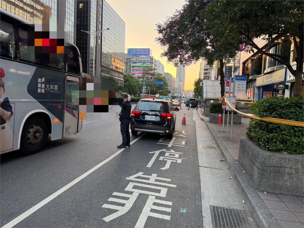 最新/北捷忠孝敦化站外「天將磁磚」險砸人車 警急拉封鎖線
