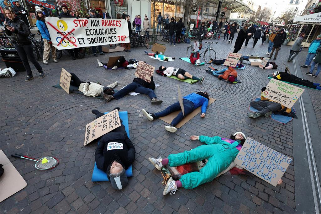 街頭上演假死抗議破壞生態　民眾上街反巴黎奧運