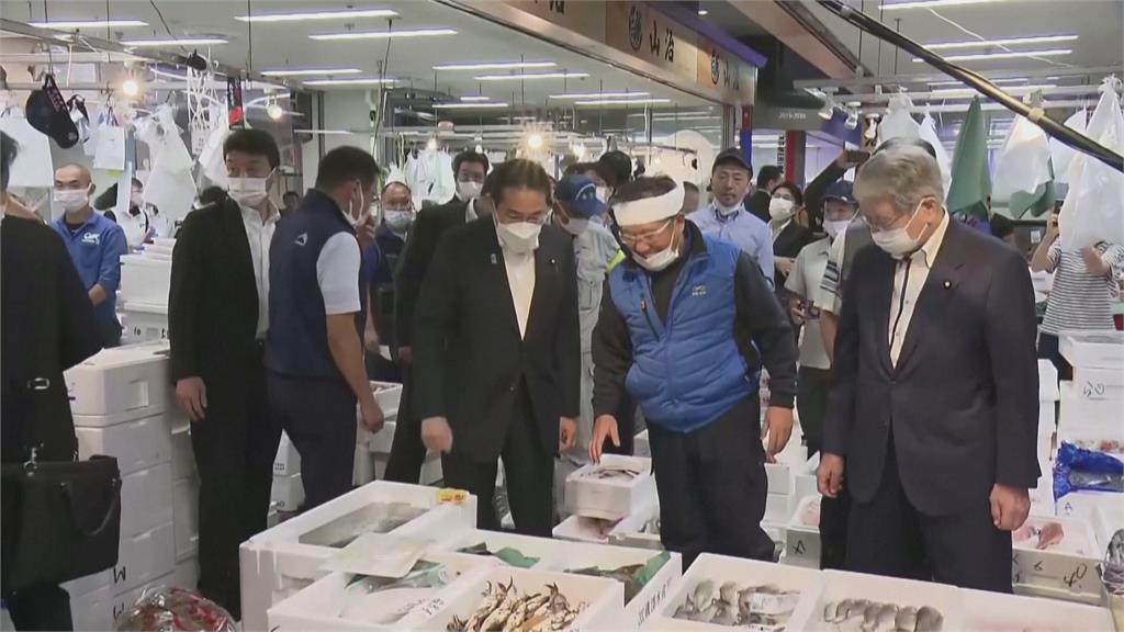 中國禁令衝擊日本漁業　岸田訪豐洲市場大啖福島章魚
