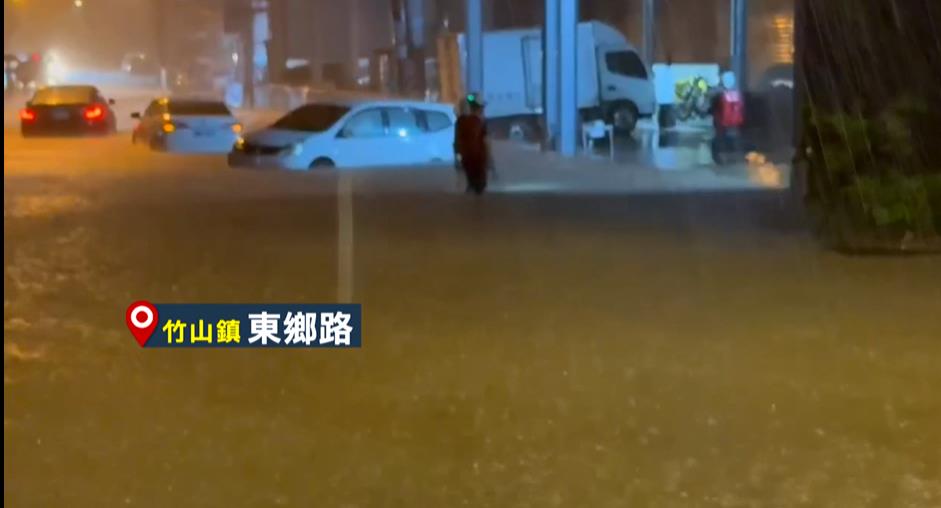 南投竹山徹夜下大雨！　消防員徒步救受困女駕駛