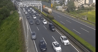 男童高速上「獨自狂奔」嚇壞駕駛!荒唐媽讓他「如廁完追車」險遭撞畫面曝光