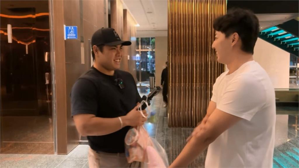 西武獅終結者平良海馬現身台北！　昔隊友郭俊麟陪逛夜市.剪髮