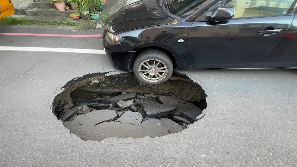 快新聞／台南永康道路出現1公尺寬「大坑洞」　轎車左輪慘卡無法動彈
