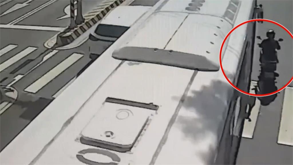 機車擦撞公車倒地 女騎士險被輾過...手腳擦挫傷送醫