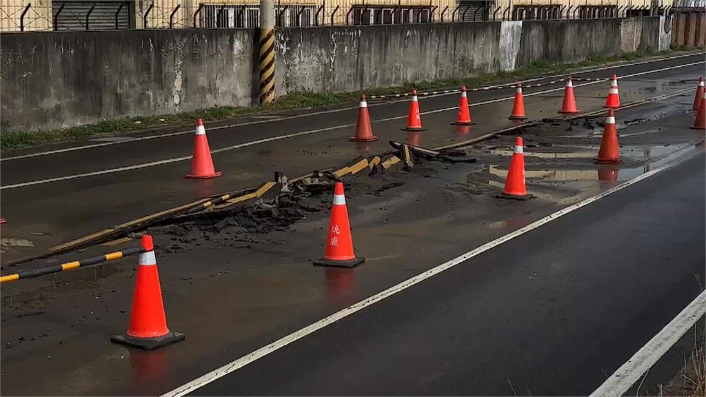 自來水爆管柏油路碎裂　大寮路面出現大坑洞