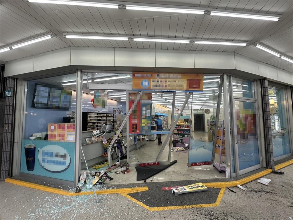 快新聞/車輛衝撞超商!UBIKE站遭殃、玻璃門碎裂 駕駛稱吃感冒藥精神不濟