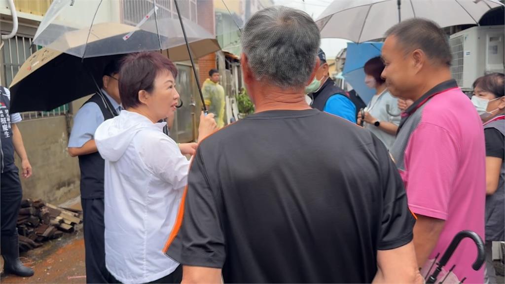 台中暴雨狂襲沙鹿! 滾滾泥流灌入店家