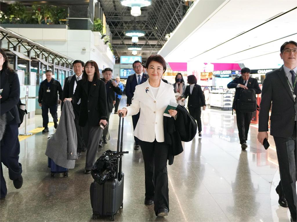 盧秀燕率團啟程訪美11天！「胸別國旗」揭3大任務：為台灣發聲