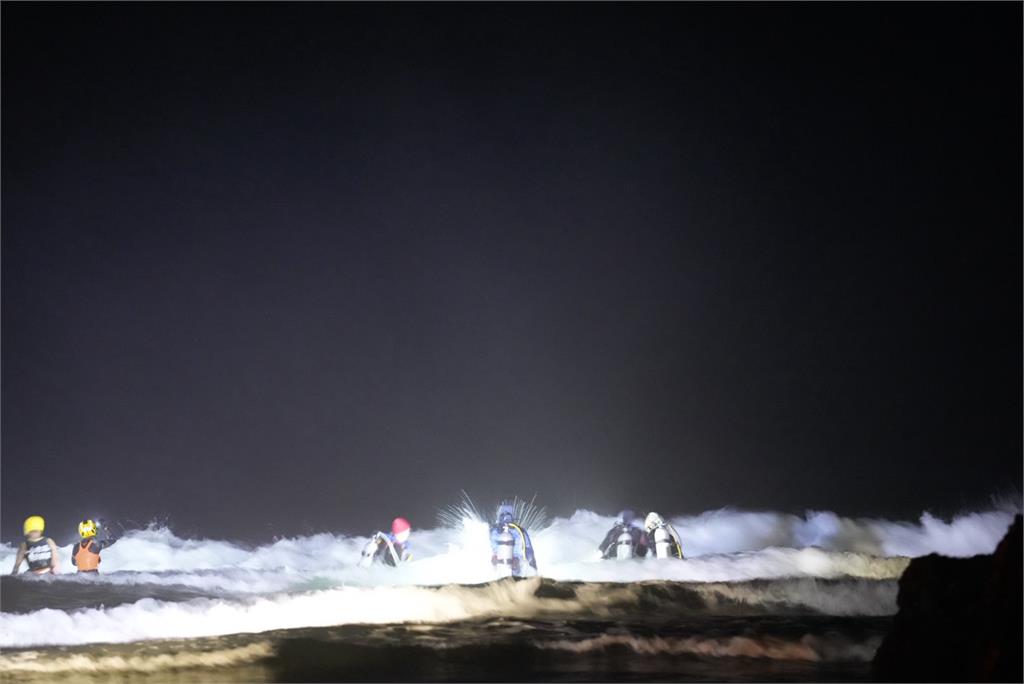與母弟抓螃蟹遭浪捲 台東天空之鏡少年溺水失蹤