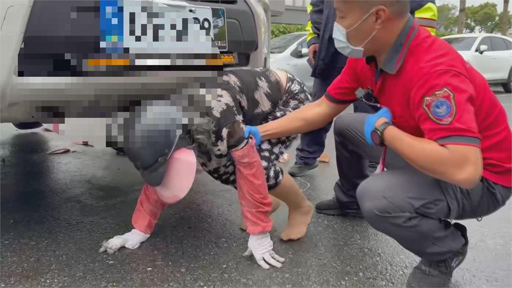 汽機車碰撞!婦人卡在車底 附近堆高機司機協助脫困
