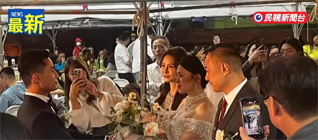 天道盟大哥嫁女兒「政商黑白同賀」！新娘不丟扇子「竟隨手丟巨槍」震撼畫面曝光