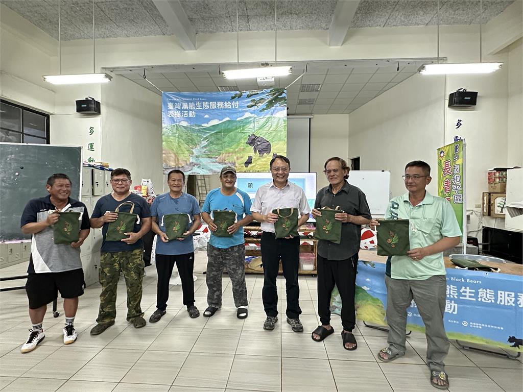 快新聞/萌樣曝! 黑熊出沒台中南勢部落 巡守隊捕捉影像獲獎勵金