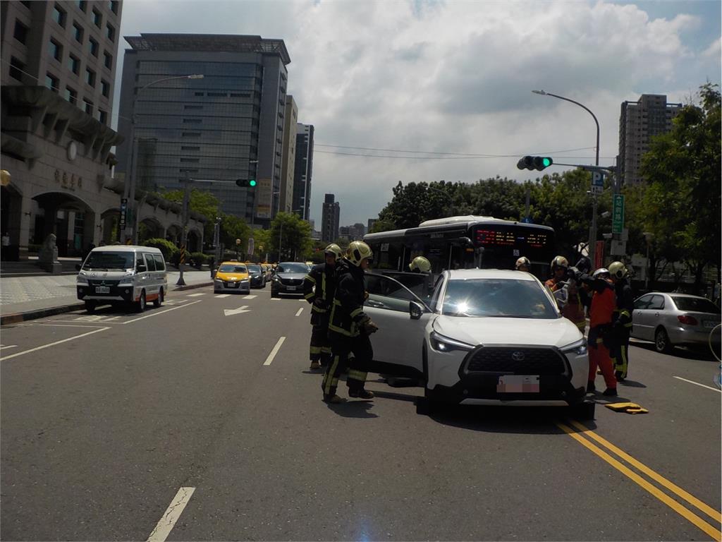 快新聞/板橋車站前車禍!公車擦撞多元計程車 3人輕傷送醫