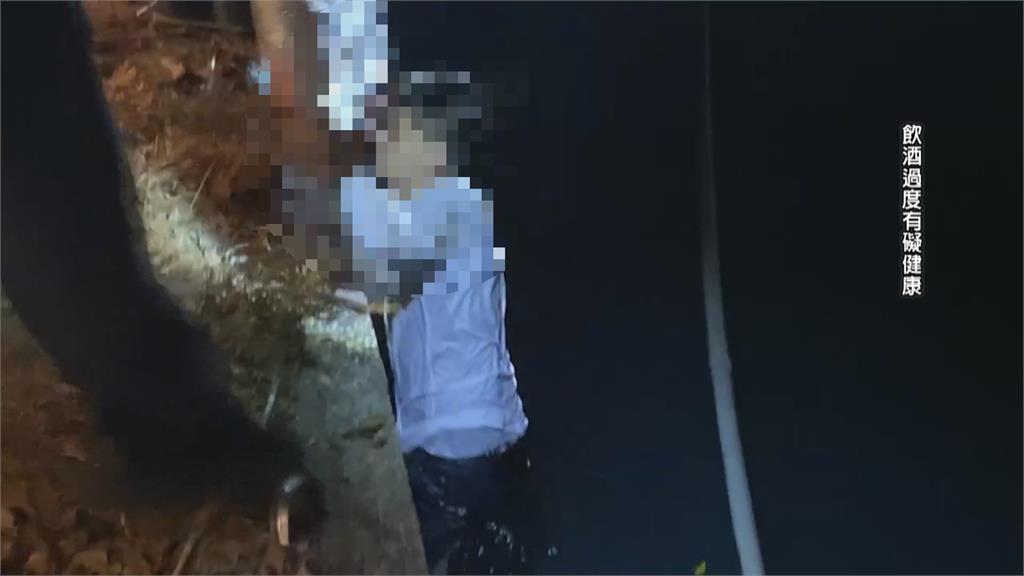 「墜入愛河」驚魂記 男友失足「墜愛河」、女友嚇到癱軟