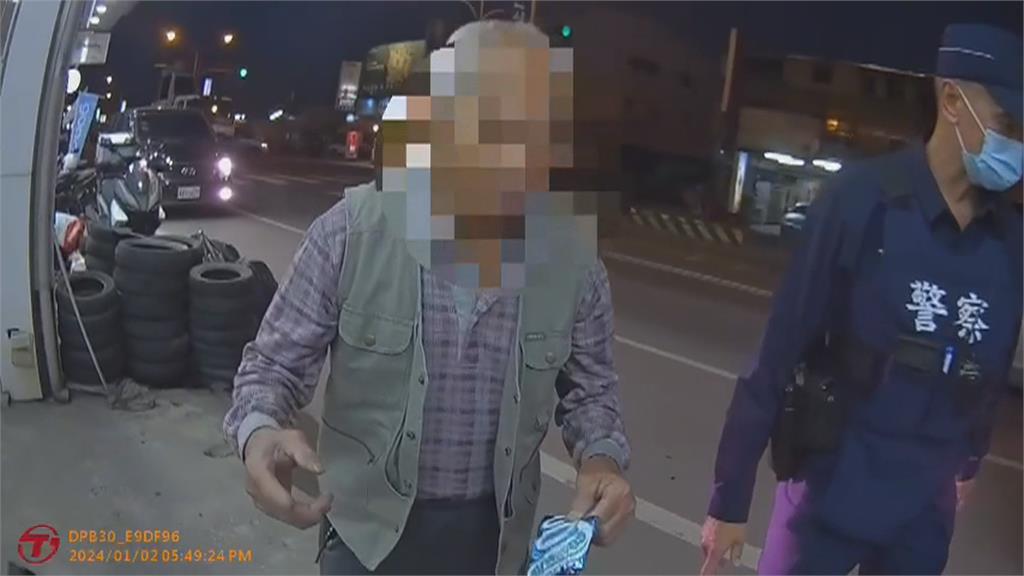口香糖袋子裝3千現金掉水溝 警忍惡臭趴地幫80歲老翁「撈錢」