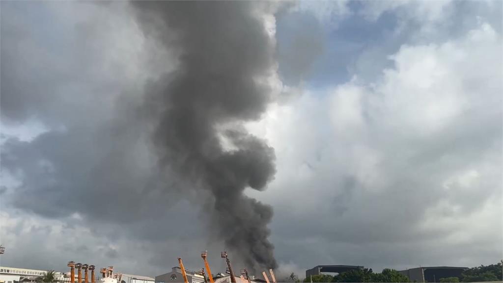 快新聞／嚇！小港鋰電池工廠爆炸起火15人送醫　陳其邁急衝現場坐鎮