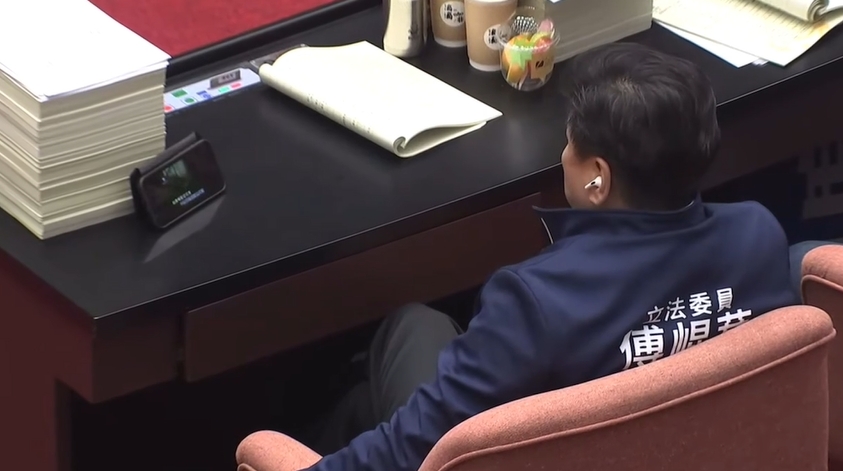 快新聞/藍白狂砍總預算中…傅崐萁戴耳機聽中國歌〈你到底愛誰〉 畫面曝光