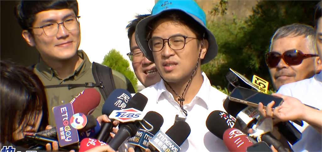 翁曉玲狂轟沈伯洋「不敬業」!本人滿頭問號「下秒脫口1句」網笑翻:戰鬥力200%