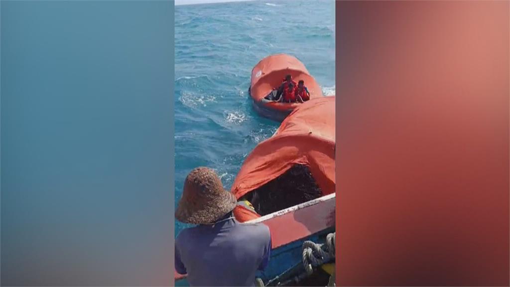 3公尺大浪襲擊! 印尼渡輪傾斜翻覆 船上243人.救起上百人