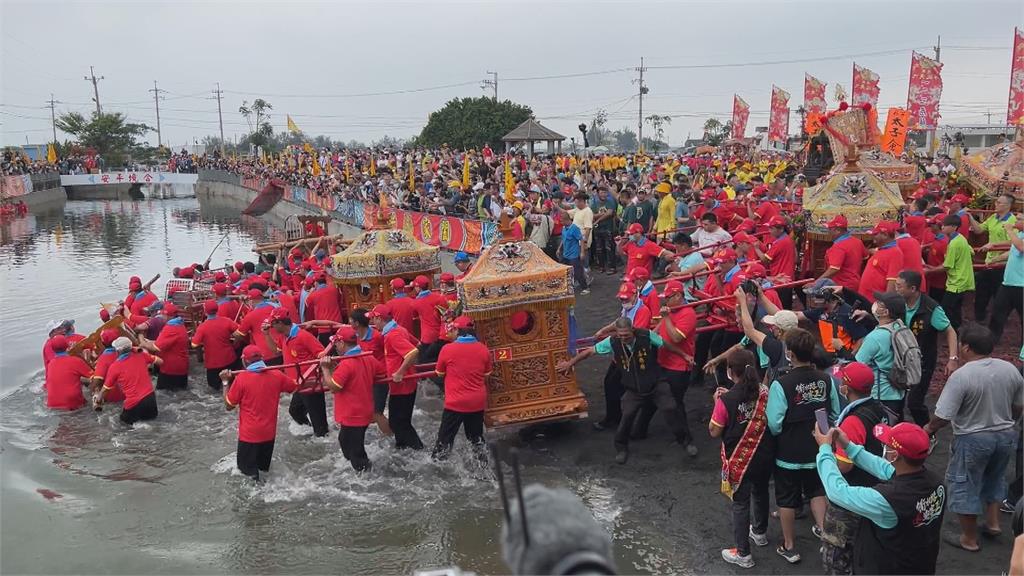 嘉義布袋「衝水路、迎客王」祭典登場 上千遊客到訪搶拍壯觀場面