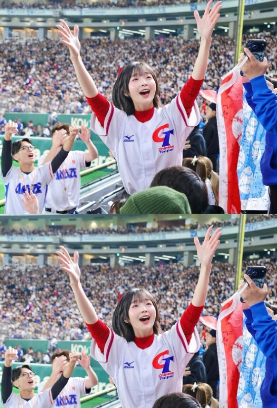 經典賽／籃籃場邊應援「雙手緊握、眼眶全紅」祈禱費仔全壘打！揪心畫面國際瘋傳