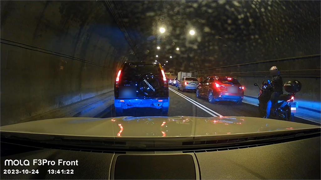 快新聞／來不及反應！　新澳隧道「重機騎士」遭撞飛瞬間曝光