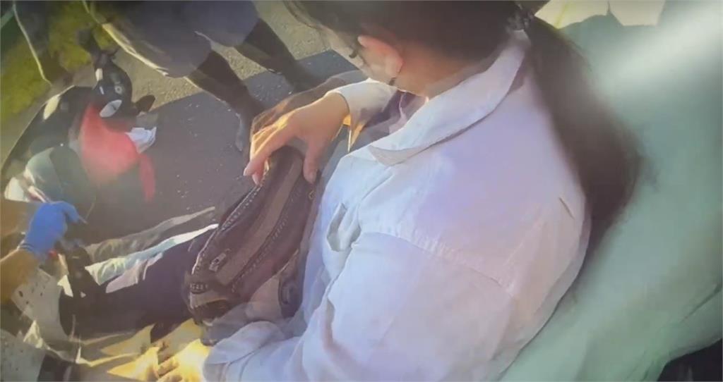 好端端騎車被擊落！　女騎士擦撞「農用無人機」跌倒在地