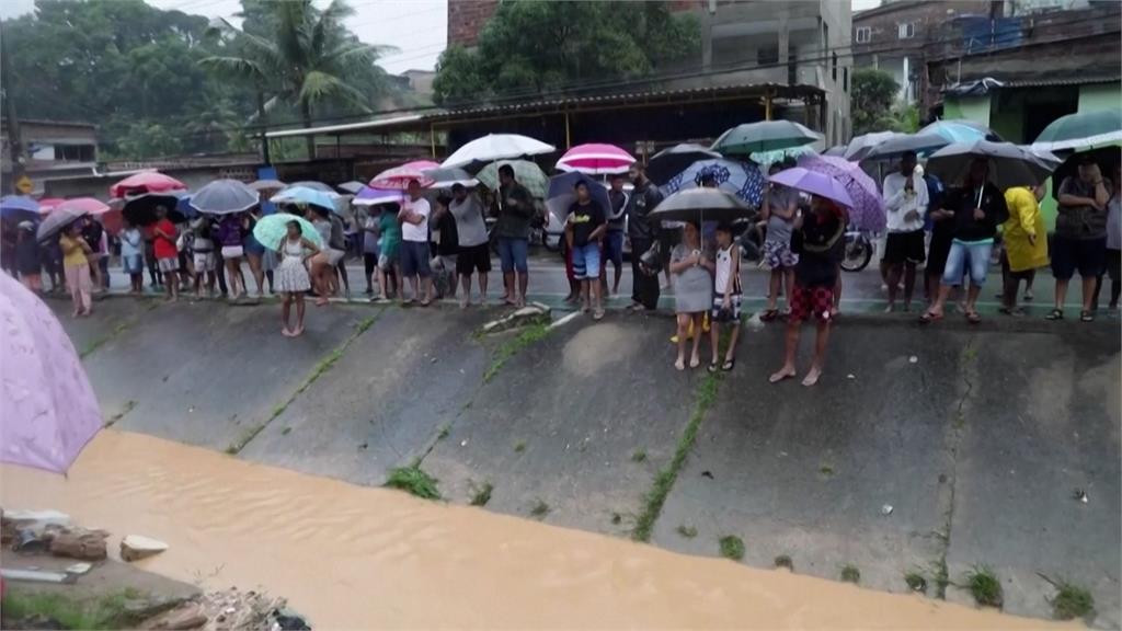 房舍崩垮畫面曝！巴西暴雨土石流連續沖刷　79人死亡逾萬人撤離家園