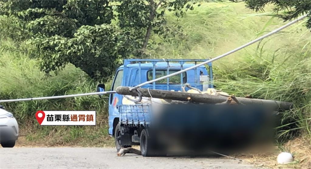 苗栗強風釀禍!? 自小客車疑不敵風勢"失控墜水溝"