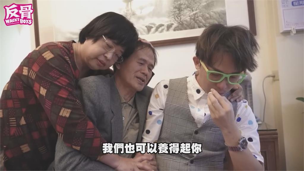 工作壓力太大!反骨老闆酷炫情緒激動淚崩 「剃光頭斬煩惱」網心疼