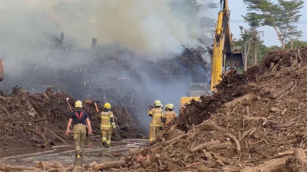 風災廢棄物暫置場大火! 20多萬噸廢棄物惡火狂燒