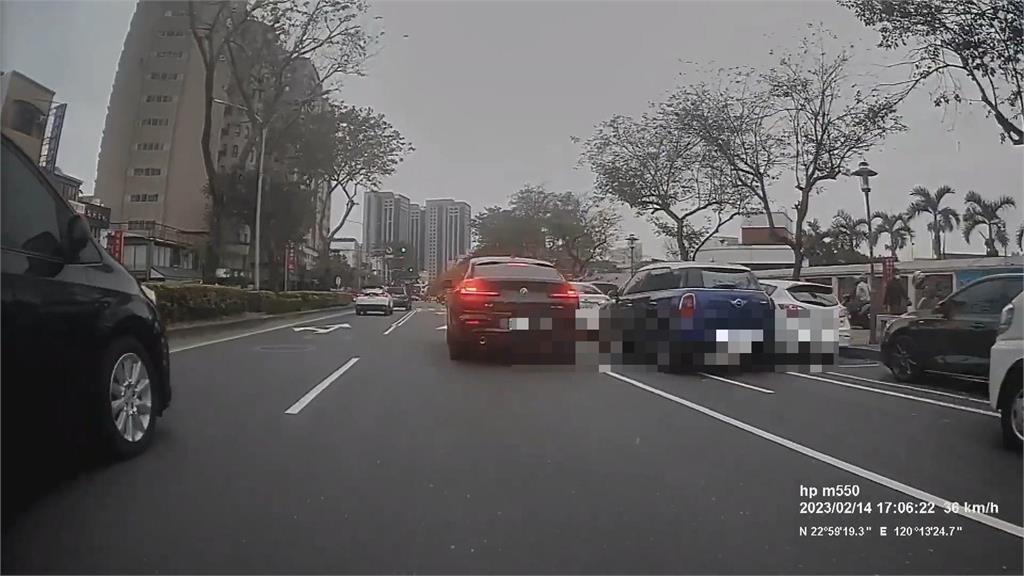 誇張！13輛車併排還有3車併排　網友酸這地方「不意外」