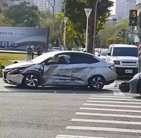 最新／什麼「撞」況？提醒「右轉沒打燈」竟遭猛撞　高雄街頭化身現實版GTA