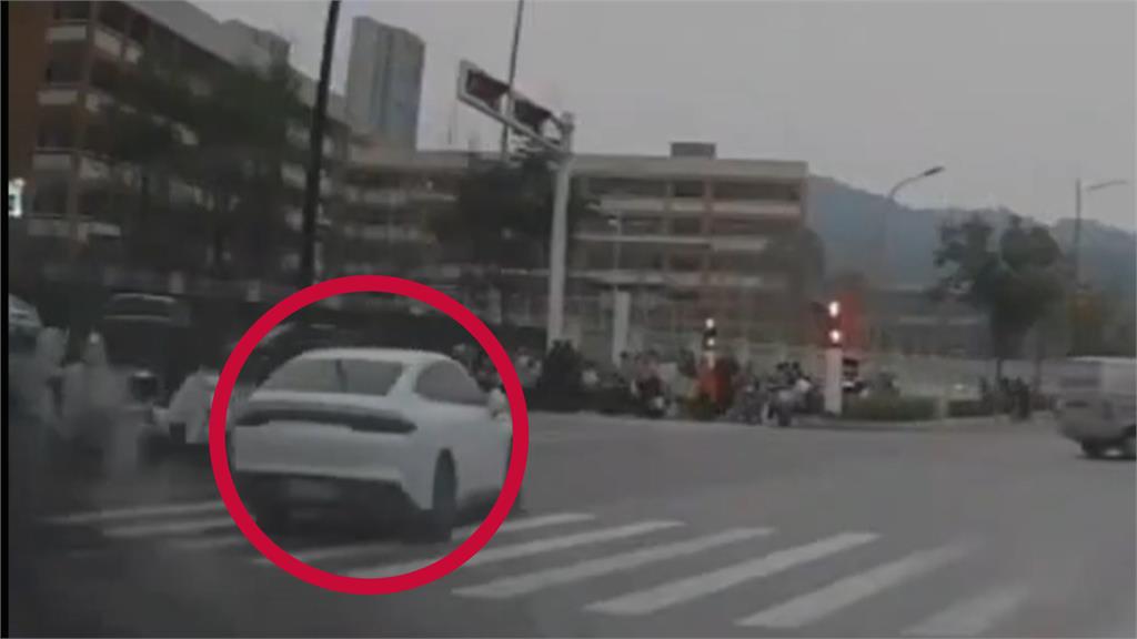 中國驚傳汽車「暴衝撞學校」!小學生遭撞飛畫面流出…官方竟「封鎖消息」