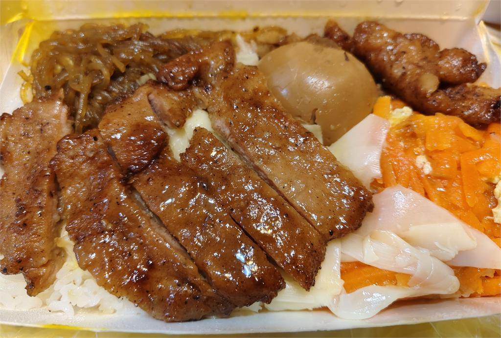 基隆便當店「排骨飯+3配菜」只要50元!在地人認證:20年前也是這價錢
