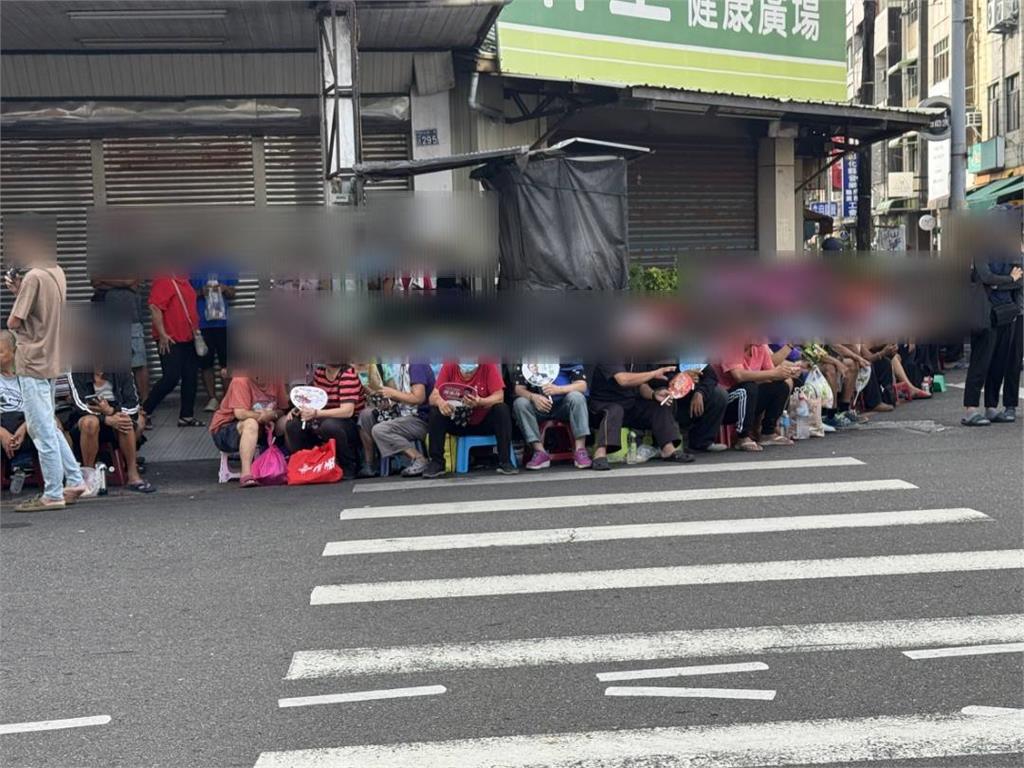 快新聞／彰化不二坊「蛋黃酥之亂」！　代購卡位放13椅散客怒嗆