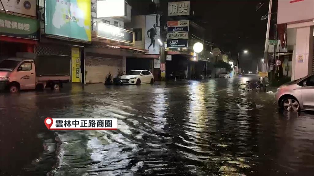 雨炸中部!雲林大埤淹成「大池塘」 虎尾科大附近商圈水淹半個輪胎高