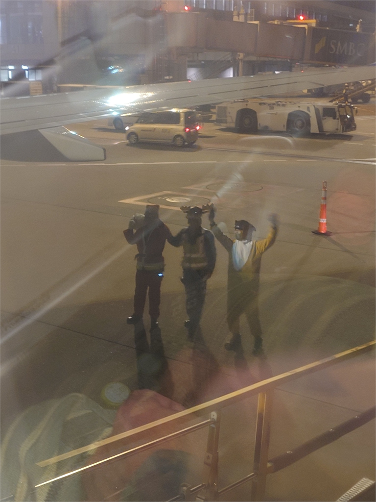 聖誕老人拖巨大禮物現身成田機場？台網友直擊「超萌專車」繞機揮手