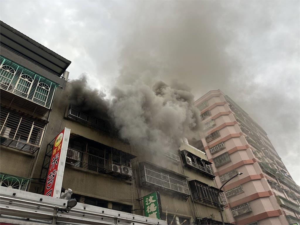 快新聞/三重4層樓公寓火警!濃煙直竄天際 警消合力救出5位受困住戶