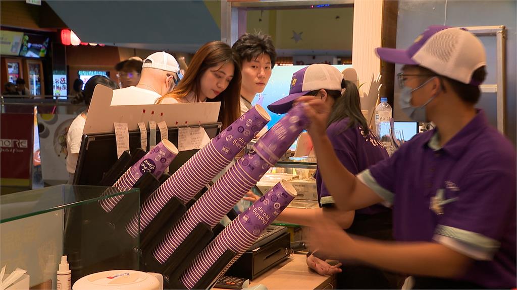 "日出茶太"珍奶驚見"整隻蟑螂" 業者宣布全門市暫停營業一天