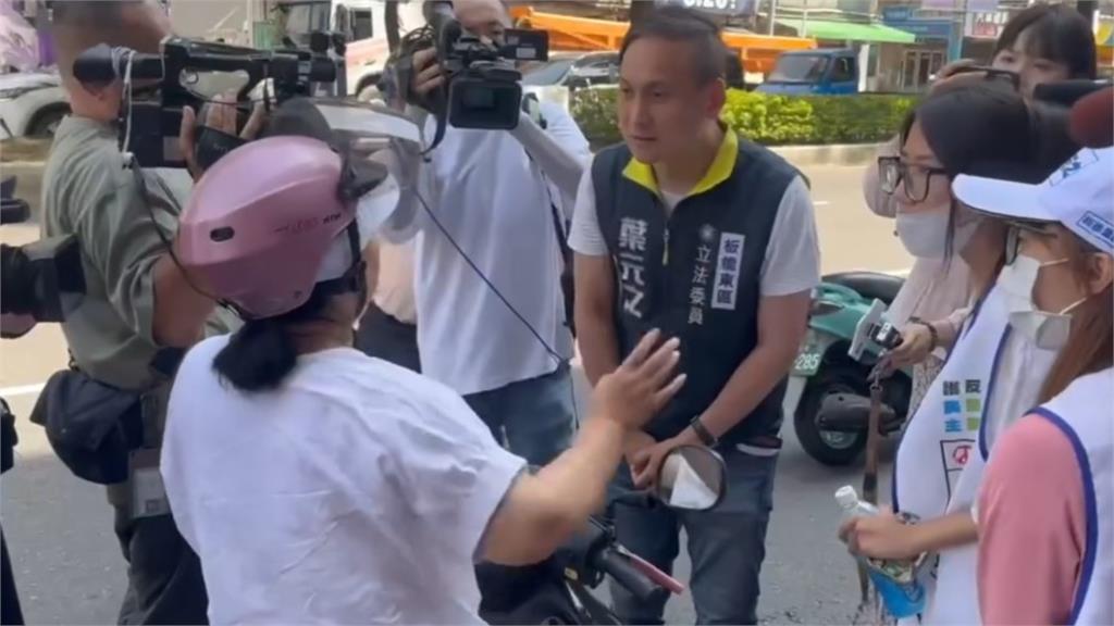 葉元之上街宣傳反罷免！下秒遭路過婦人「吐口水」失控衝突畫面曝光