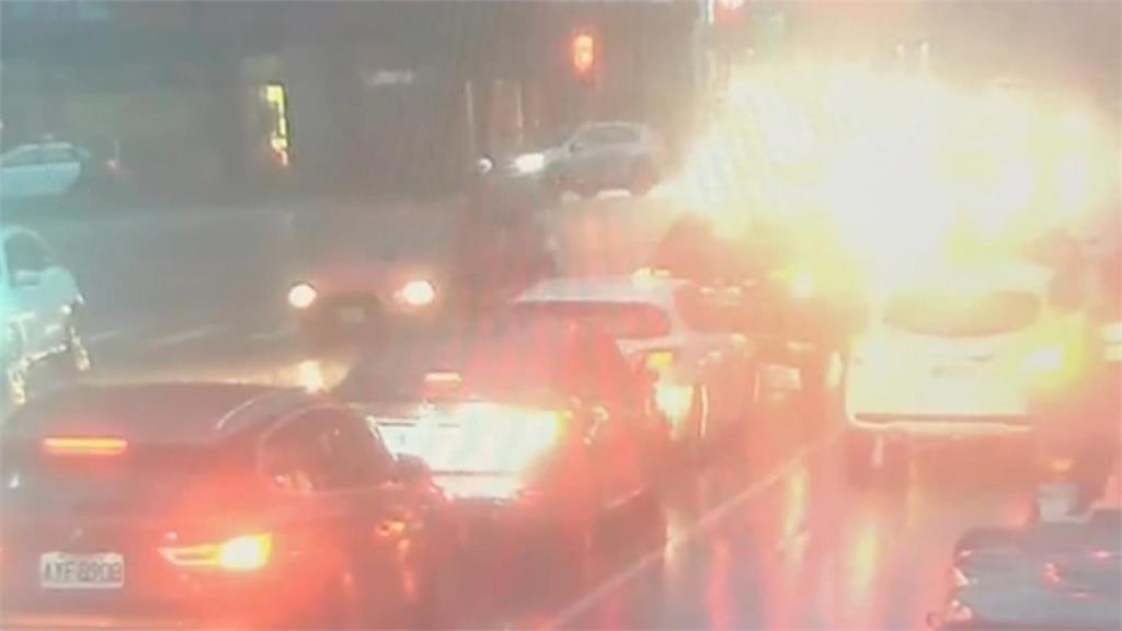 高雄大雨駕駛左轉未禮讓　學生走斑馬線遭撞倒