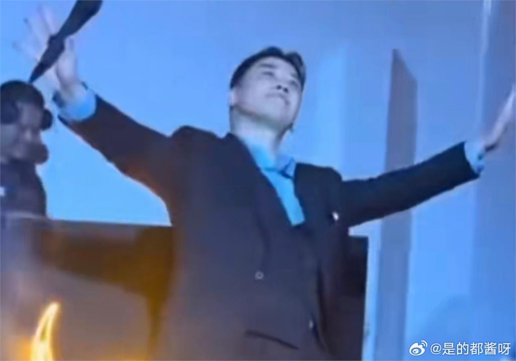 前BIGBANG勝利「現身信義夜店區」！人在台北「被女粉包圍」網傻眼