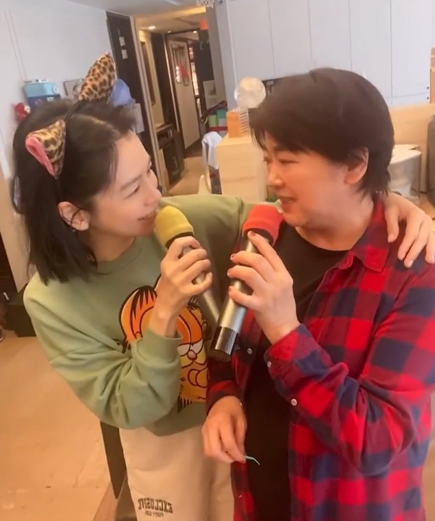 歌唱一半!徐若瑄突「緊抱媽媽」崩潰爆哭 網喊:眼淚也跟著掉了