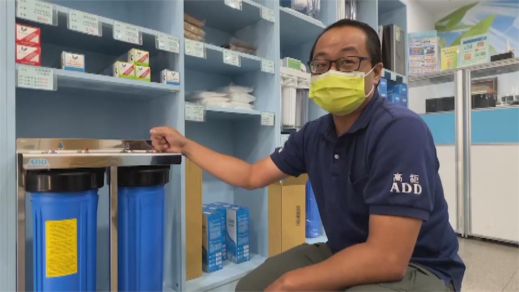 驚嚇！淨水器濾心變「巧克力棒」　附著物油亮亮
