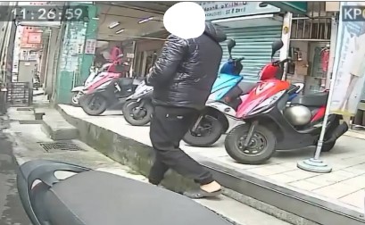 基隆貨車駕駛下貨時遭竊! 嫌犯高調進車內偷手機現金