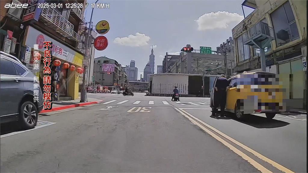 傻眼！小黃司機一時尿急　竟在停等紅綠燈時站車門邊「解放」