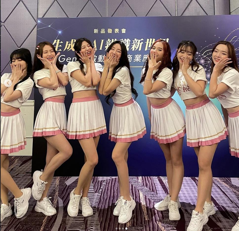 安芝儇「布料撐超開」辣展玉腿!低頭「露羞澀笑容」網狂嗶:犯規了