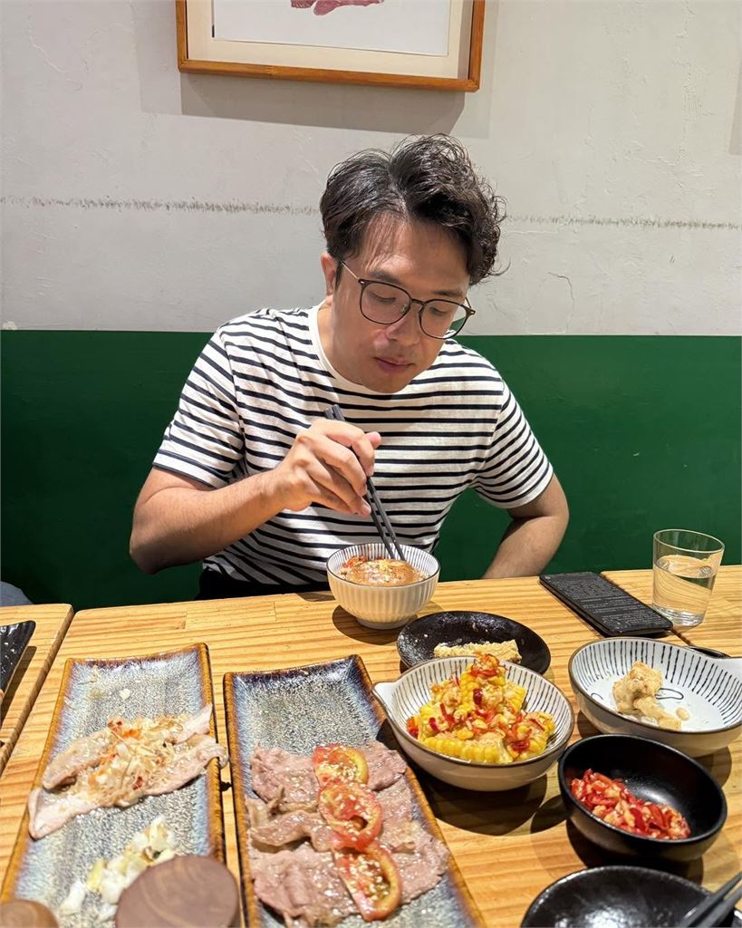 沈伯洋掃街餓翻！深夜造訪知名居酒屋「狂嗑兩碗肉燥飯」私下為人全曝光